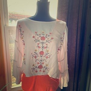 Crop top w bell sleeves and embroidery